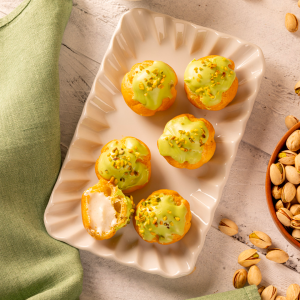 Bignet al pistacchio e crema al cioccolato bianco