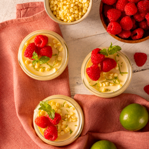 Mousse al cioccolato bianco, lime e lamponi